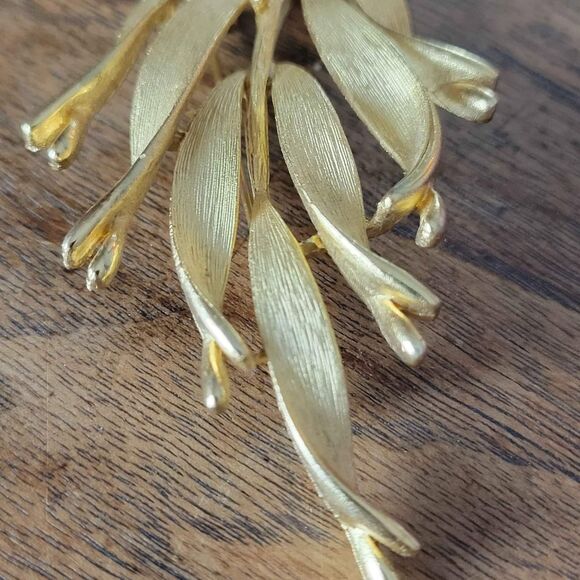 Vintage Lisner Goldtone Brooch Leaf Brushed and Polished - Picture 4 of 4